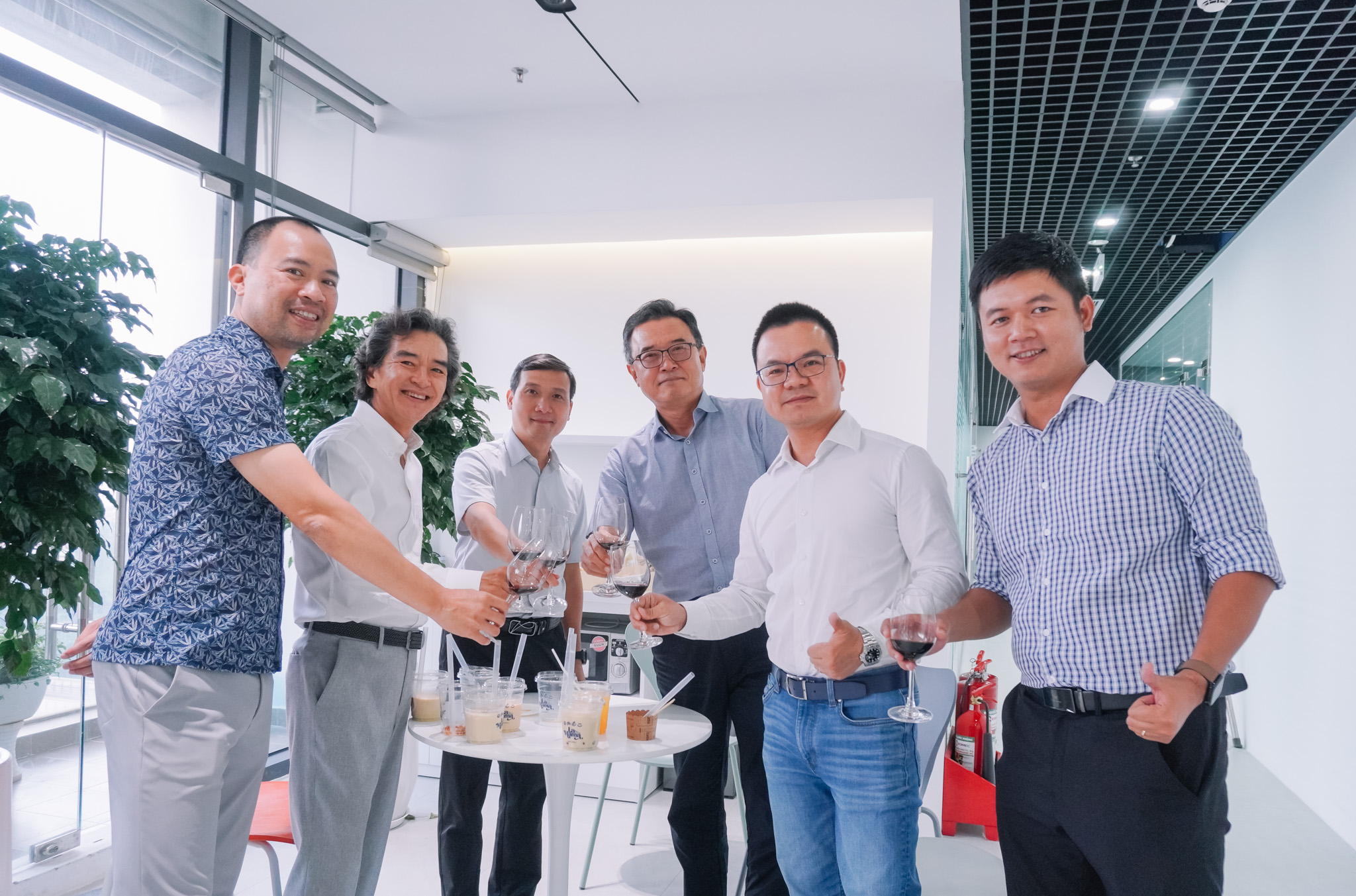 Ban lãnh đạo Vilai Việt tham dự buổi tiệc khai trương.